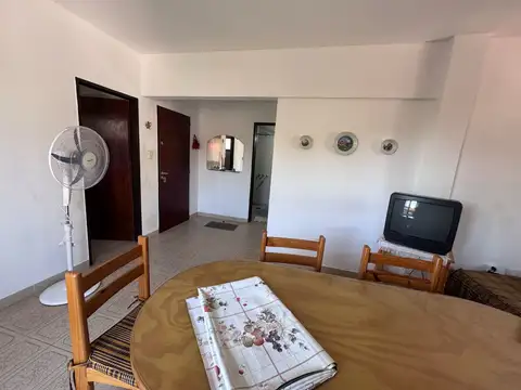 Semipiso de 2 ambientes con garage y baulera – Excelente ubicación a tres cuadras del mar y del centro.