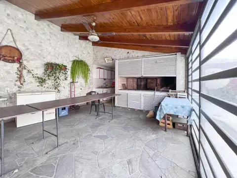 Casa 9 ambientes con 6 baños