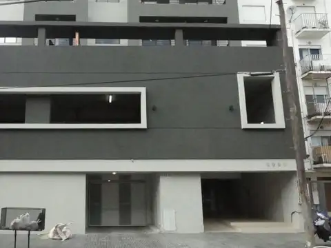 Cochera cubierta en edificio en el Centro de Caseros