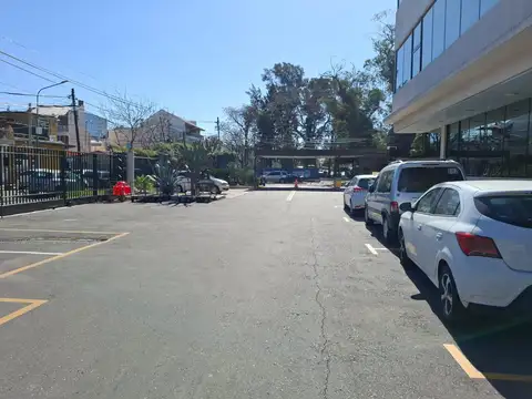 Oficina en Alquiler con 3 cocheras