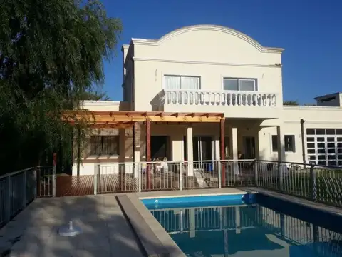 Casa en venta - 5 dormitorios 2 baños - 1250mts2 - Haras Del Sur I