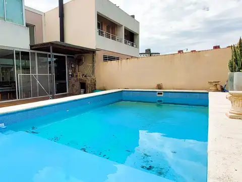 Casa de 4 amb. Garage pasante. Quincho. Amplia Piscina.