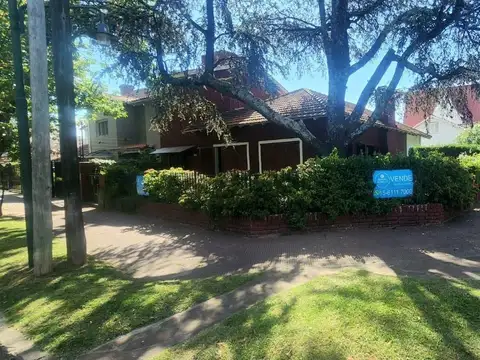 VENTA- CASA EN ESPECTACULAR LOTE EN ESQUINA  SAN ISIDRO 