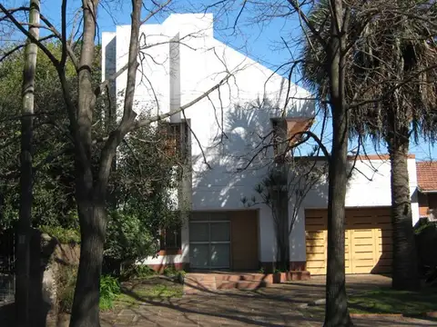 EN UNA MUY BUENA UBICACIÓN, EXCELENTE  CHALET SOBRE UN GRAN TERRENO 