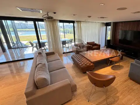 Casa 5 ambientes con 4 baños