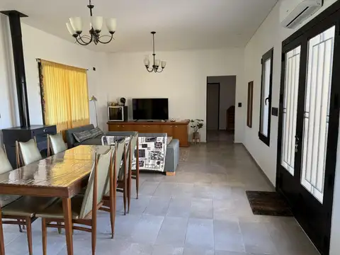 Casa 6 ambientes con 2 baños