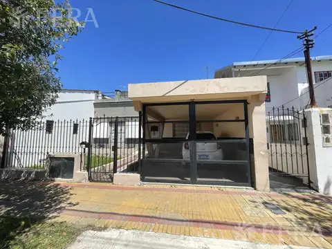 Venta casa multifamiliar con cochera en Wilde