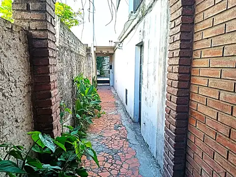 Casa de pasillo en Venta Abasto 4 dormitorios, patio y terraza.