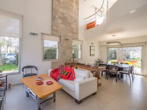 Casa 8 ambientes con 2 baños