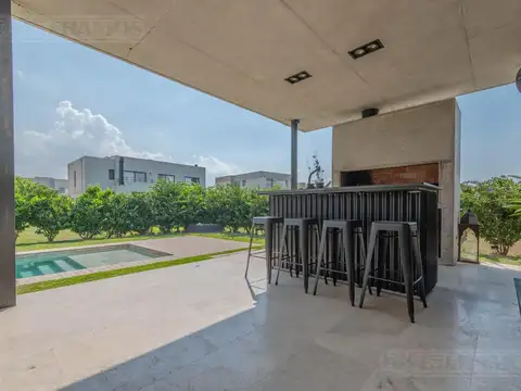 Casa 5 ambientes con 3 baños