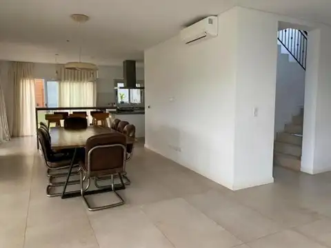 Casa 6 ambientes con 3 baños