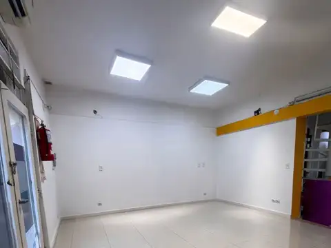 Local en Alquiler en Parque Chacabuco, USD 2.200