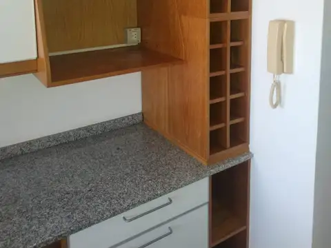 Amplio departamento de dos dormitorios con cochera en alquiler en Centro.