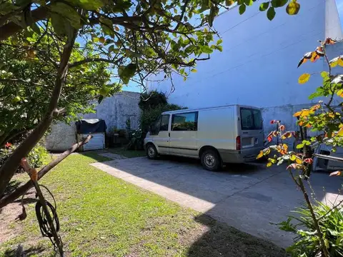 VENTA DE CASA MAS DEPTO Y TALLER, EN BLOQUE