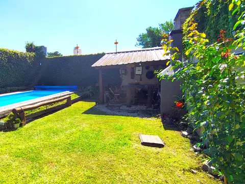 Venta Casa 4 amb. Reciclada con Jardín, Pileta, Quincho y Playroom 