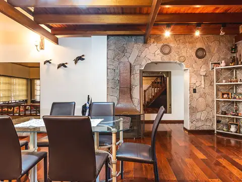 Casa en Venta con 2 cocheras