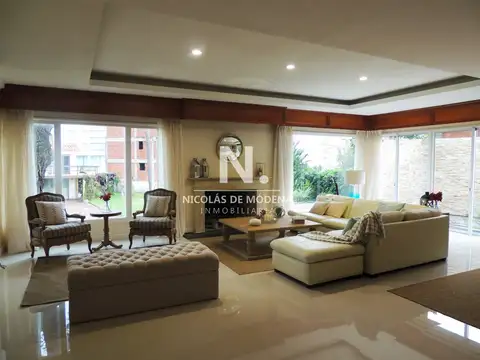 VENDE EXCELENTE CASA DE 4 DORMITORIOS EN PLAYA MANSA, PUNTA DEL ESTE