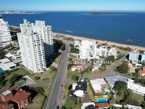 VENDE EXCELENTE CASA DE 4 DORMITORIOS EN PLAYA MANSA, PUNTA DEL ESTE
