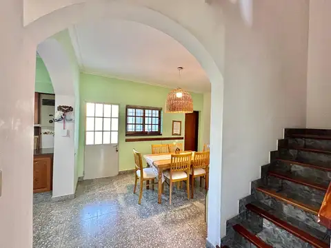 MUY BUEN CHALET EN 2 PLANTAS 3 DORMITORIOS SUITE JARDIN PILETA