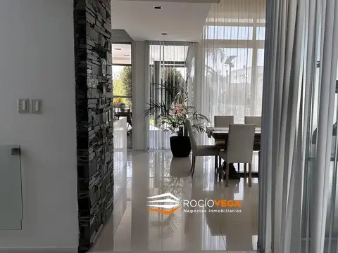 Casa 5 ambientes con 4 baños