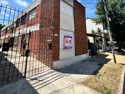 Departamento tipo casa en alquiler en Castelar Sur