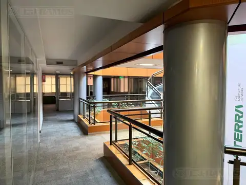 Oficina en Alquiler con 13 cocheras