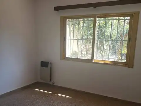 Casa 6 ambientes con 1 baño