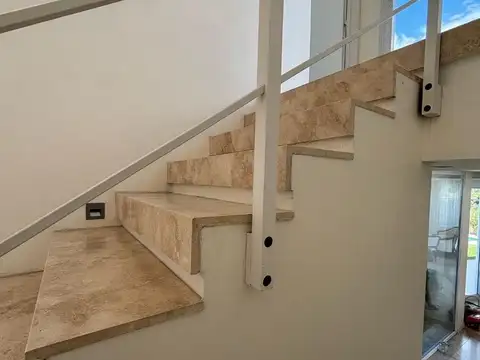 Casa a gran espejo de laguna en Cantón Islas