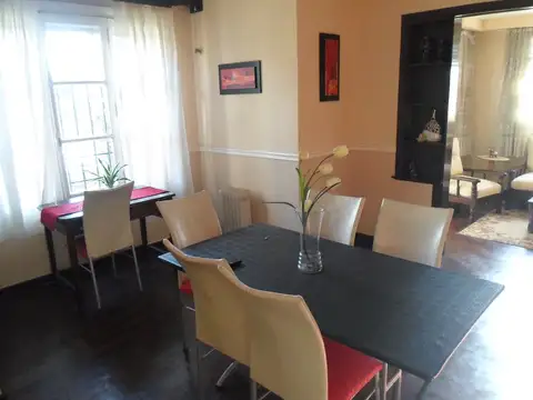 CHALET EN DOS PLANTAS EN QUILMES RESIDENCIAL. EXCELENTE UBICACION.