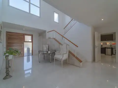 Casa 6 ambientes con 5 baños