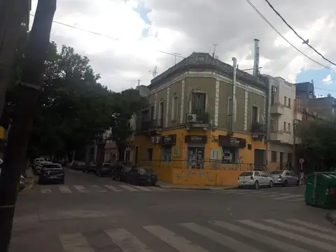 Casa de 2 plantas y terraza en La Boca en  oportunidad