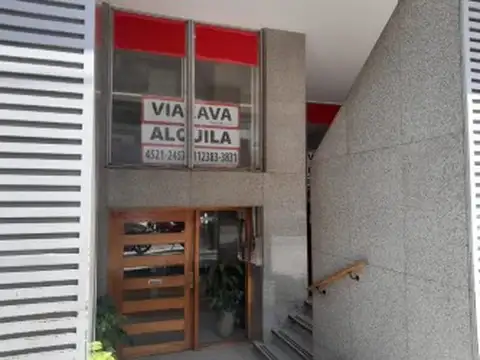 LOCAL 50 M2 EN GALERIA A LA CALLE