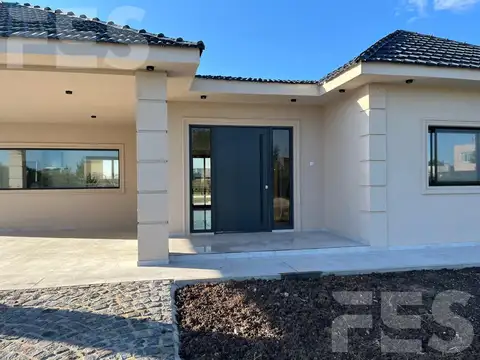 Casa en Venta con 4 cocheras