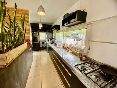 Casa 8 ambientes con 2 baños