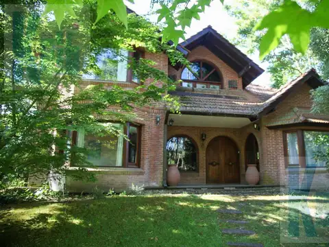 Casa en tres plantas, en excelente ubicación en Carilo en alquiler temporario verano fiestas
