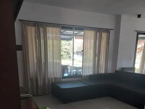 Casa en Alquiler con 3 cocheras