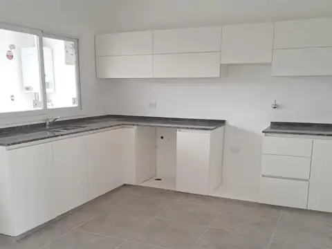 Casa 4 ambientes con 2 baños