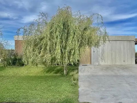 CASA AL RIO EN NAUDIR  EN VENTA - HORMIGON - MODERNA