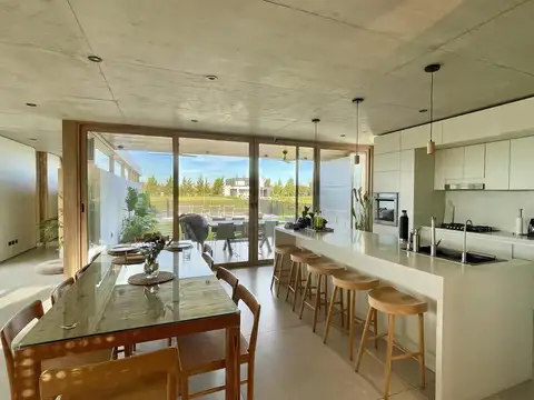 Casa en Venta con 4 cocheras