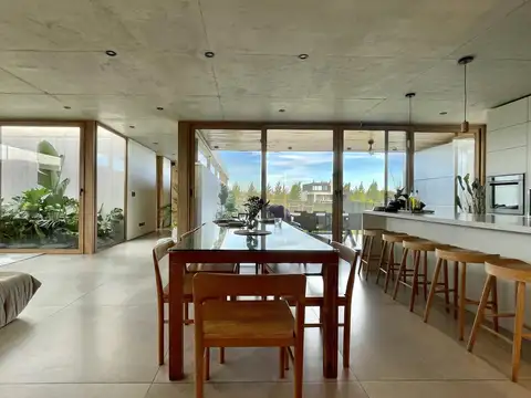 Casa 5 ambientes con 3 baños