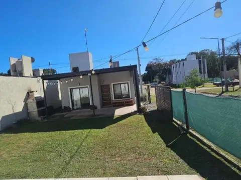 CASA ESQUINA VILLA CATALINA 2 DORMITORIOS C/PILETA