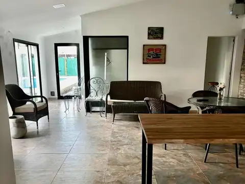 Casa 4 ambientes con 2 baños