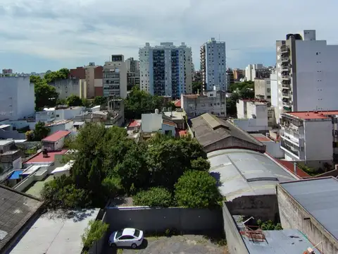 EXCELENTE AMBIENTE - AMPLIO DIVISIBLE CON PLACARD Y BALCON