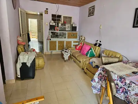 Casa de 2 Dormitorios con cochera y patio con parrillero! Constitucion 585