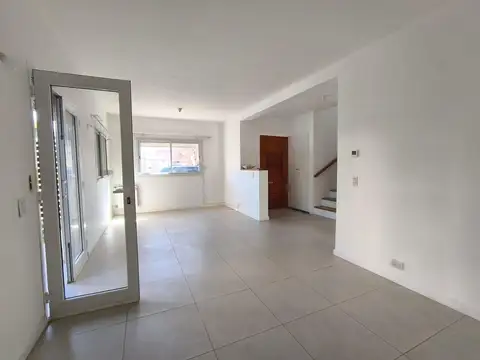 Casa en Alquiler con 2 cocheras