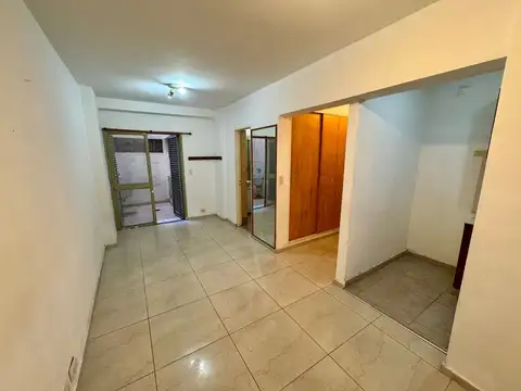 VENTA - MONOAMBIENTE CON PEQUEÑO PATIO. CENTRO