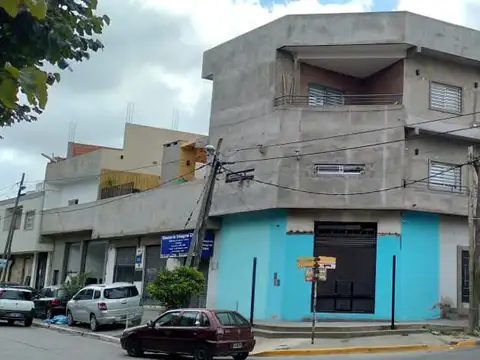 VENTA CASA 4 AMB c/PILETA + Dto. 2 amb +  7 locales  (A METROS OLAVARRIA)