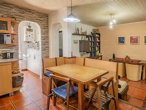 Casa con galpón para taller y jardín en Quilmes