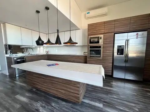 Depto Tipo Casa en Alquiler de 4 ambientes