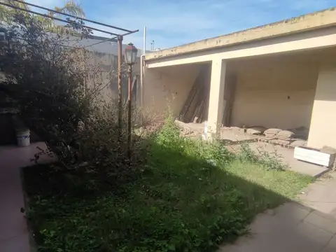 AMPLIA CASA 2 DORM, COCHERA, PATIO Y QUINCHO